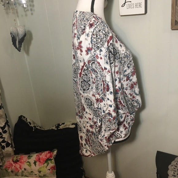 Peace & Pearls floral blouse - Picture 2 of 7